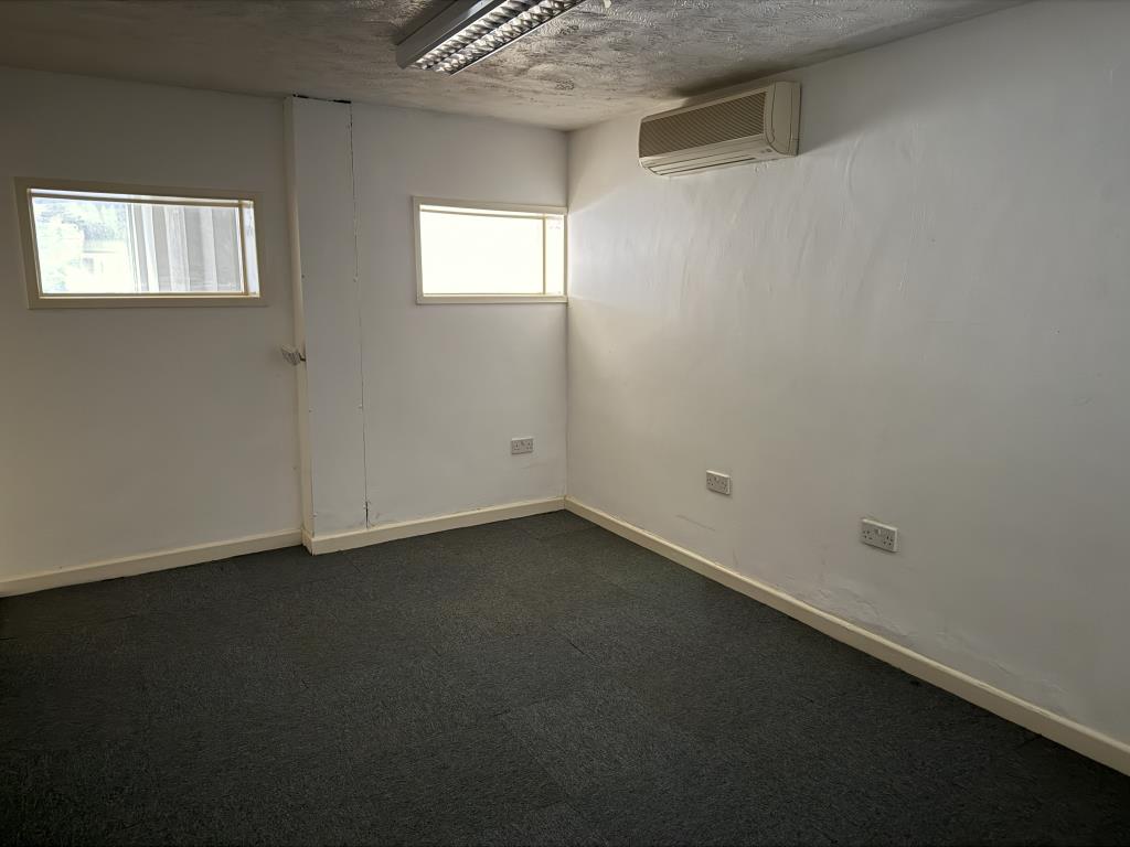 Lot: 49 - FREEHOLD MIXED USE COMMERCIAL RESIDENTIAL - Store room